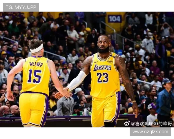 詹姆斯领衔湖人全队亮相新赛季训练营 众球员状态火热备战季前赛